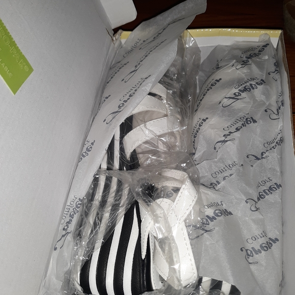 Sandals - Picture 3 of 4